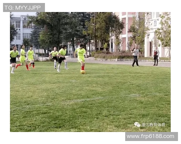 足球巨星挥洒青春海边，展现独特魅力与激情四射的运动风采