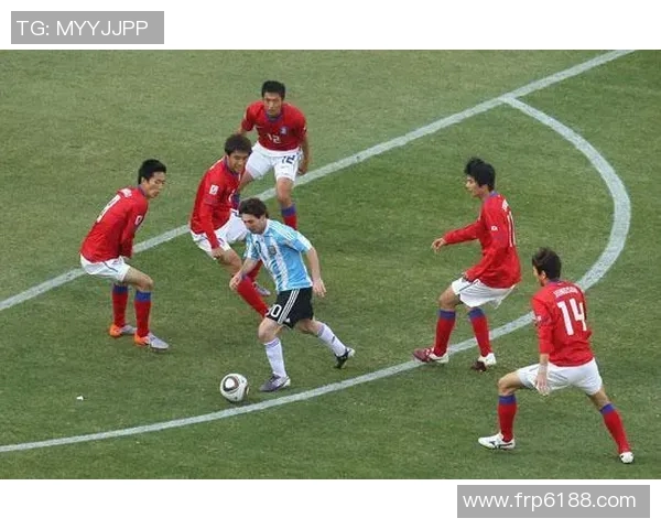 足球球星在赛场惊险瞬间被吓到反应过激的五大经典时刻 足球球星在赛场惊险瞬间被吓到反应过激的五大经典时刻