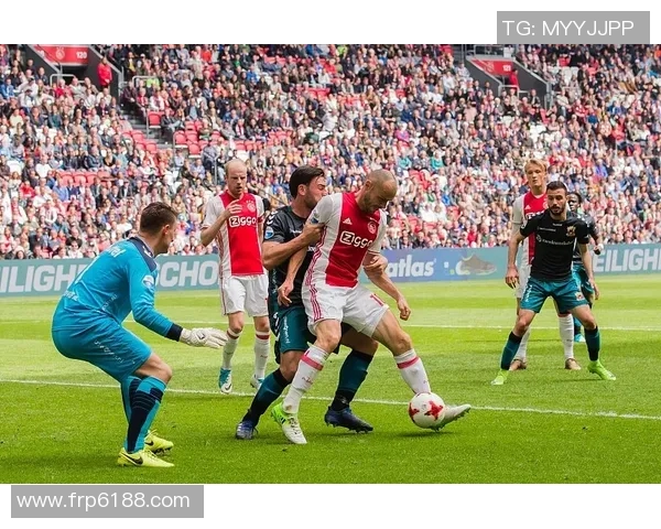 足球球星激烈冲突集锦精彩瞬间盘点争议与对抗的巅峰对决 足球球星激烈冲突集锦精彩瞬间盘点争议与对抗的巅峰对决