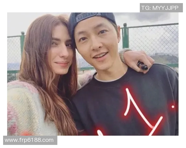 足球巨星与美女亲密合影引发热议 双方甜蜜互动曝光震撼全场 足球巨星与美女亲密合影引发热议 双方甜蜜互动曝光震撼全场